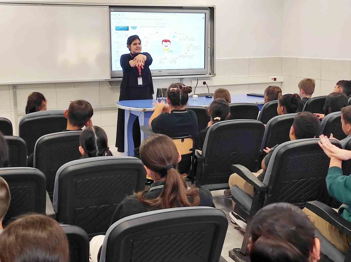 Karapınar\'da sağlık ekipleri Mustafa Şener Ortaokulunda hijyen ve diyabet eğitimi verdi