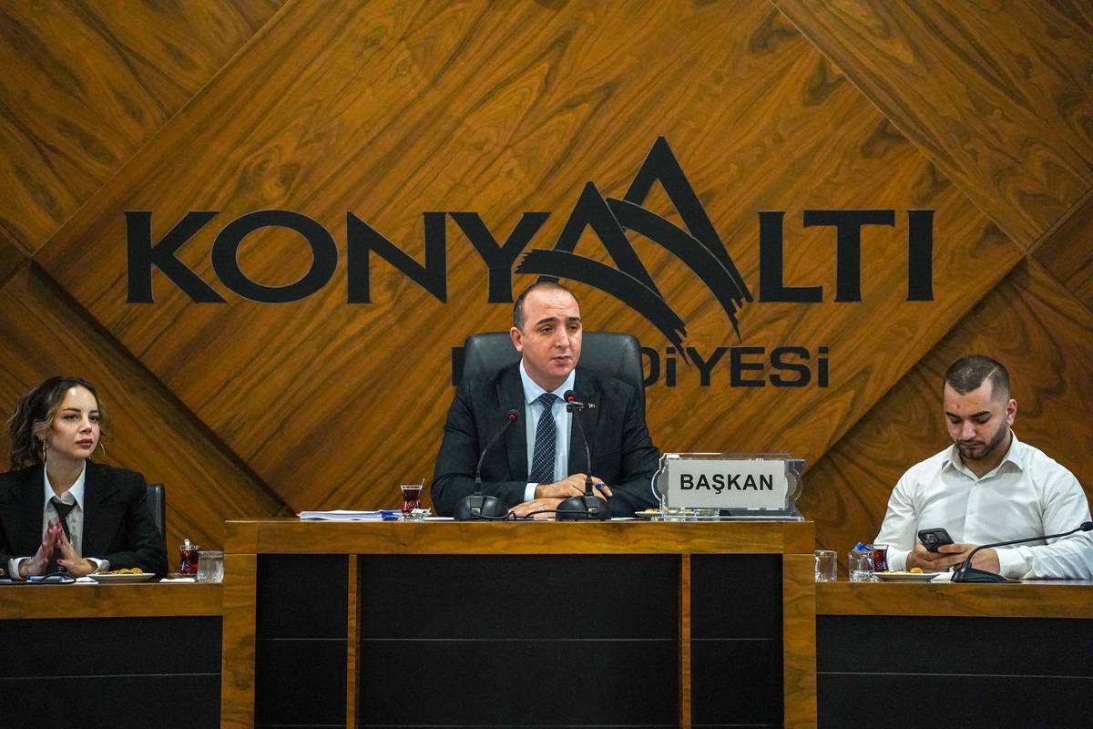 Konyaaltı Belediye Meclisi\'nde arbede: CHP\'den ayrılan Cem Kotan\'ın yönettiği oturum yarıda kaldı