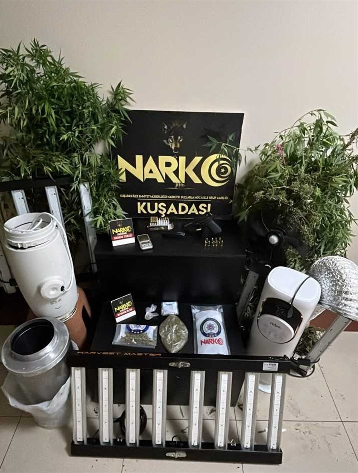 Aydın Kuşadası\'nda polis baskınında 1,5 kilogram esrar bulundu, 2 şüpheli tutuklandı