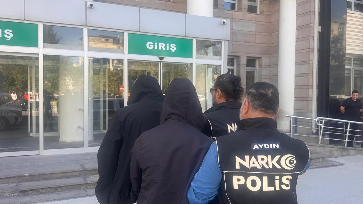 Kuşadası\'nda operasyonda 1 kilo 495 gram esrar ele geçirildi, 2 şüpheli tutuklandı