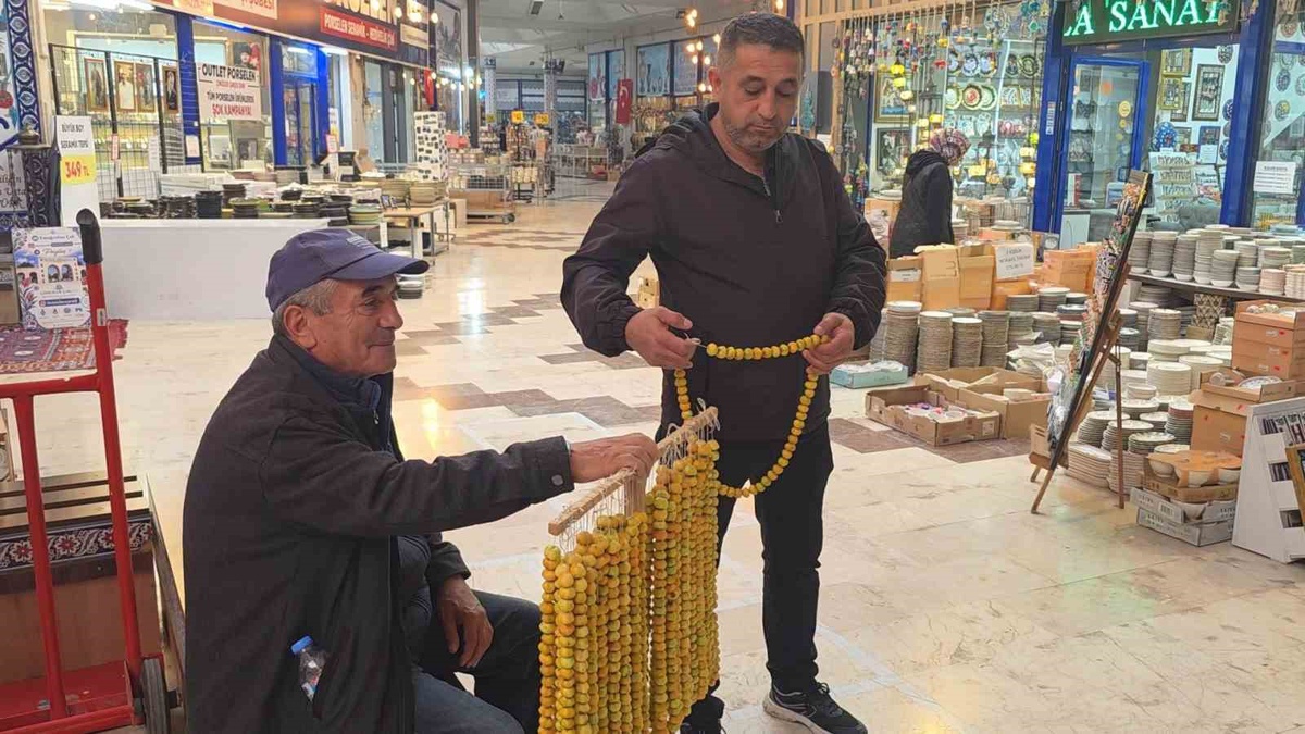 Kışın habercisi doğal alıç, Kütahya\'da 50 liradan satışa sunuldu