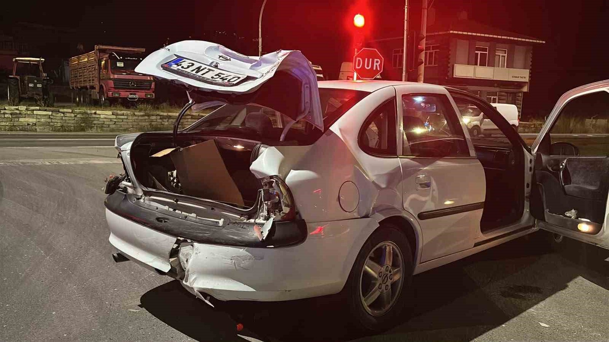 Kütahya Tavşanlı\'da tır otomobile arkadan çarptı, kaza kameraya yansıdı
