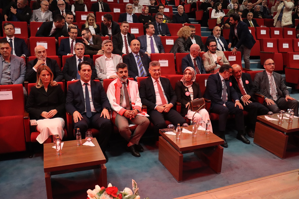 IBU Diş Hekimliği Fakültesinin ilk mezunları diplomalarını törenle aldı