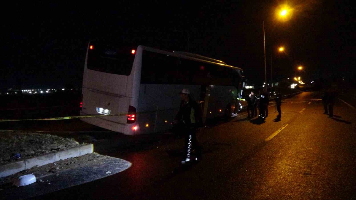 Malatya Yeşilyurt\'ta otobüsle hafif ticari araç çarpıştı, 2 öldü, 1\'i ağır 3 yaralandı