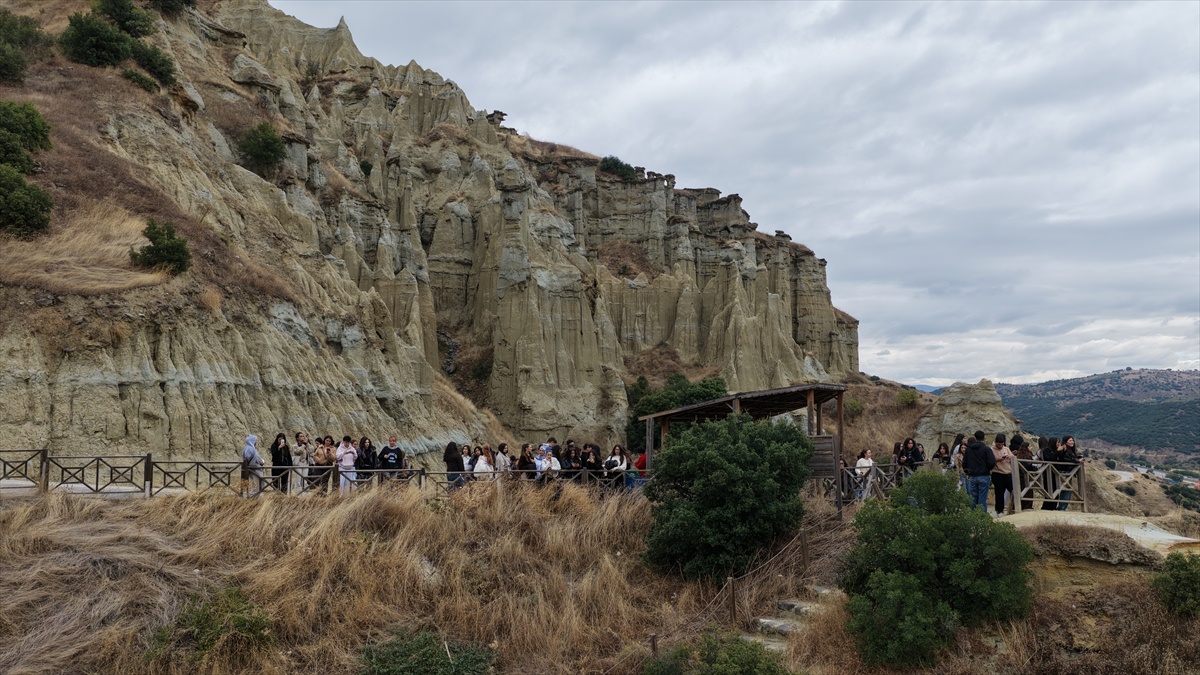 Celal Bayar Üniversitesi\'nden 150 öğrenci Kula-Salihli UNESCO Jeoparkı\'nı gezdi