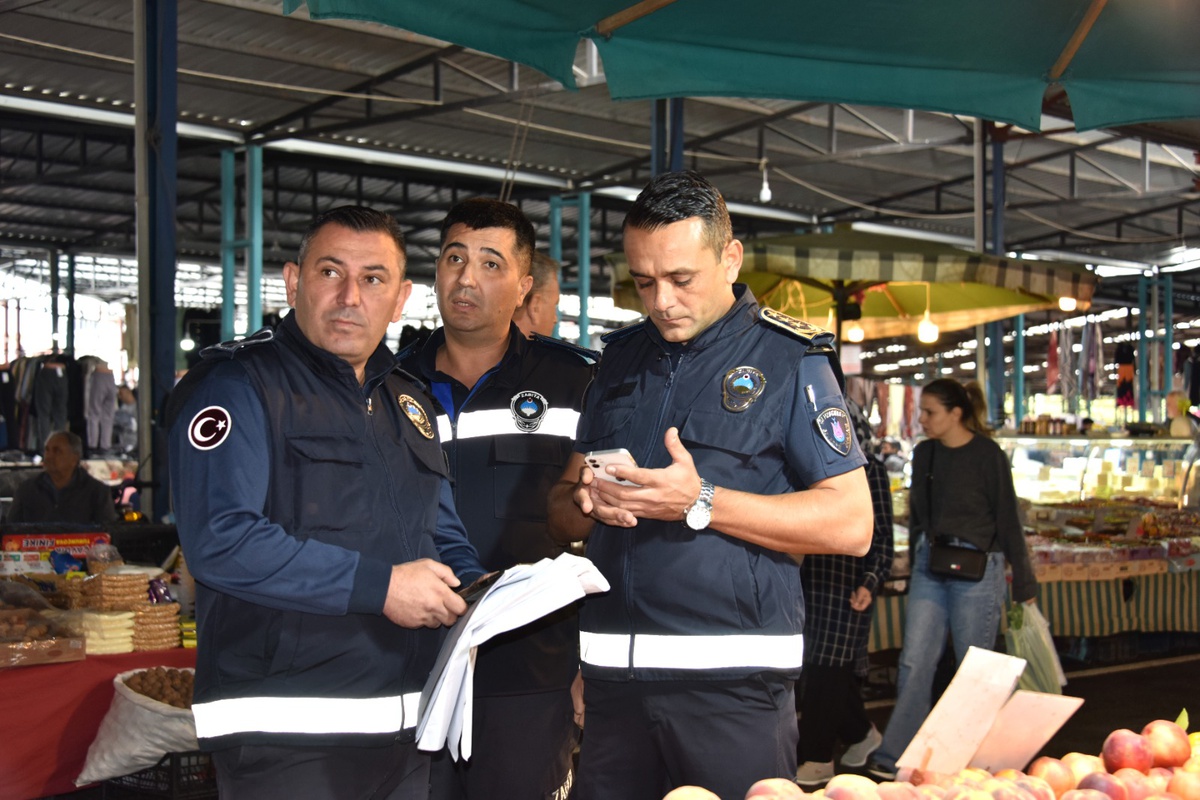 Manisa Şehzadeler\'de Perşembe Pazarı\'nda fahiş fiyat ve kaçak ürün denetimi yapıldı