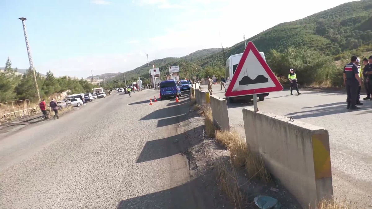 Manisa Soma\'da madende göçük, 2 işçi kurtarıldı; 5 işçi için arama sürüyor