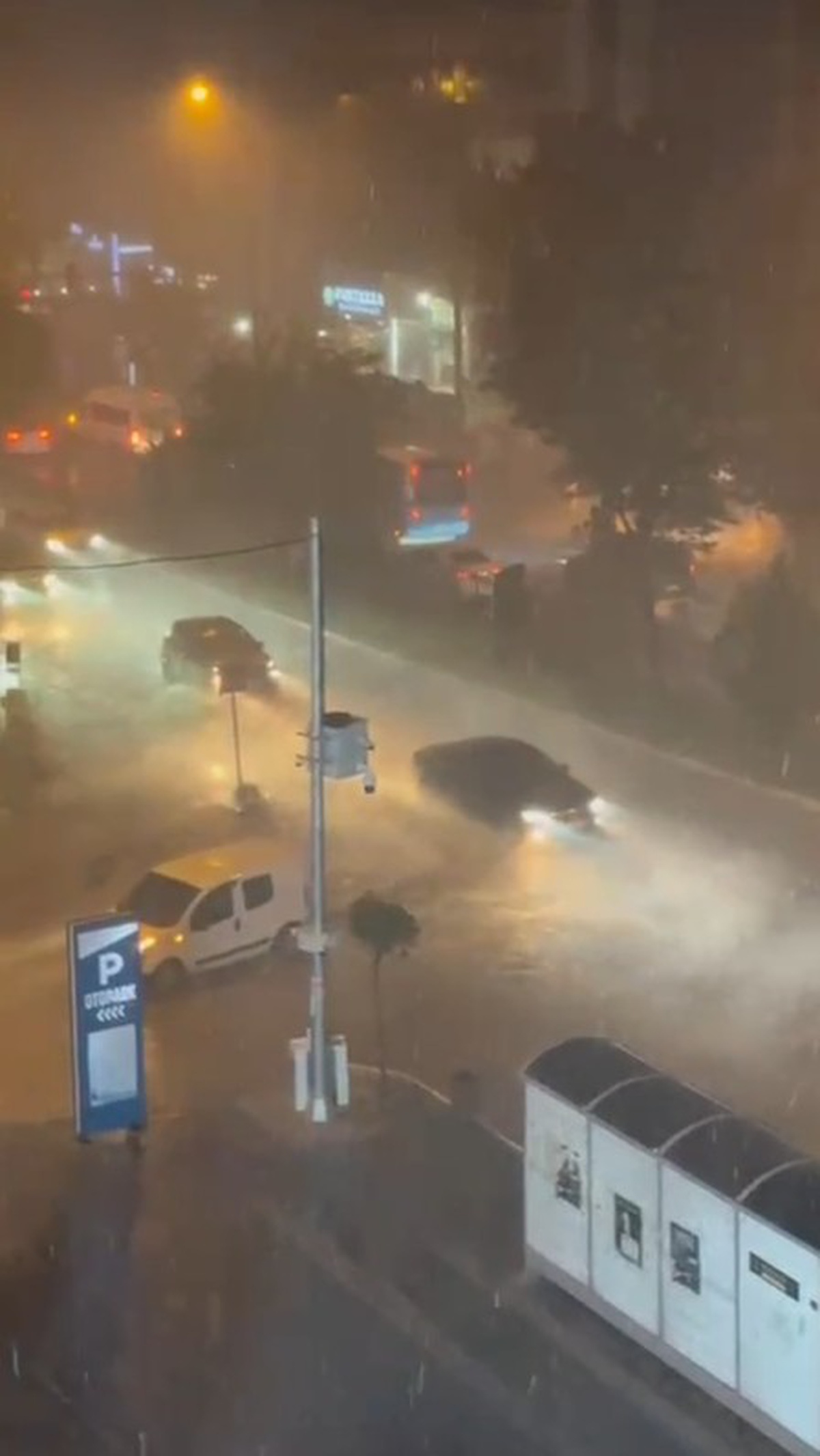 Mardin Artuklu\'da sağanak ve dolu yolları göle çevirip ulaşımı aksattı