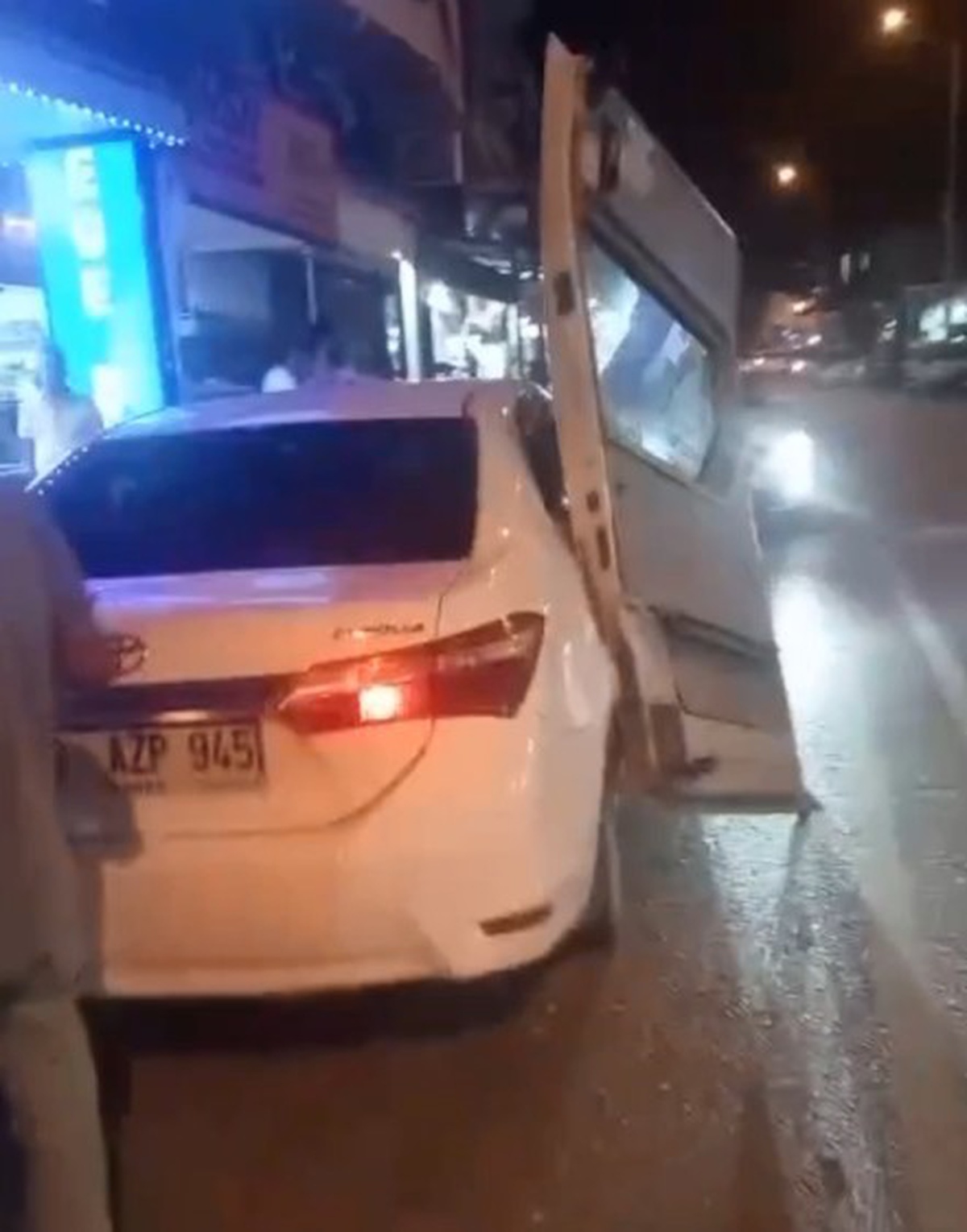 Mersin Erdemli\'de otomobile çarpan minibüsün kapısı otomobile saplandı, yaralanan yok
