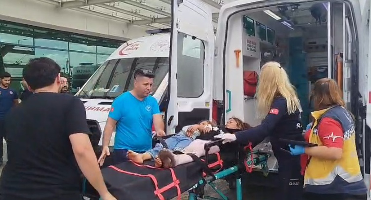 Mersin Tarsus\'ta 2 TIR ve minibüs zincirleme kazaya karıştı; 11 kişi yaralandı