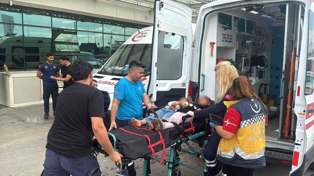 Mersin Tarsus'ta tarım işçisi minibüsü 2 tırla çarpıştı, 11 kişi yaralandı