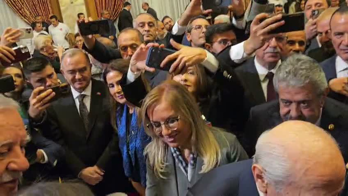Bahçeli, resepsiyonda İmralı Heyeti\'ne \'Selamımı söylersiniz\' diye seslendi