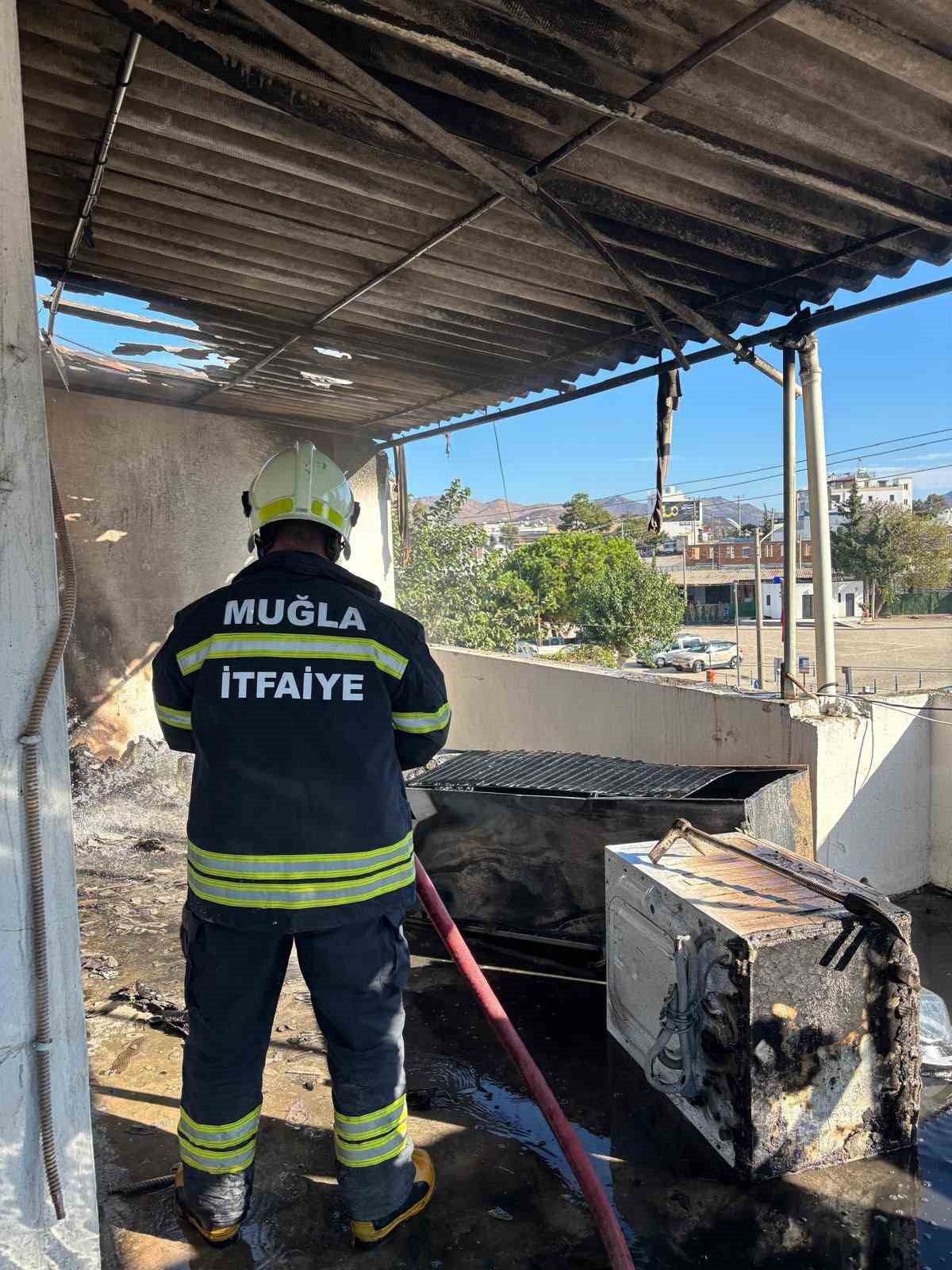 Muğla Bodrum\'da buzdolabından çıkan yangında çamaşır makinesi kullanılamaz hale geldi