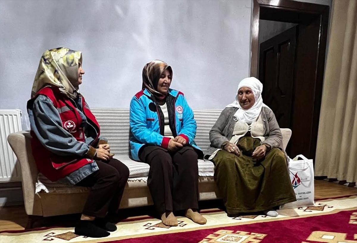 Muş Bulanık\'ta Kaymakam Koşansu, yatağa bağımlı yaşlıları evlerinde ziyaret etti
