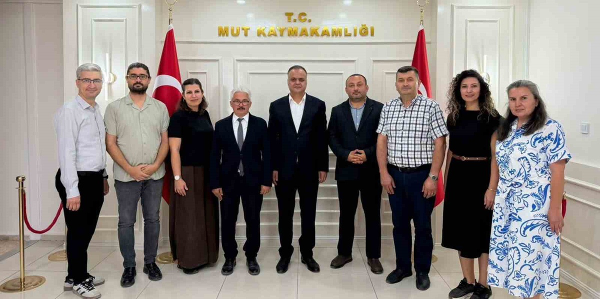 Mersin Mut\'ta \'İyiliğin Gücü\' tiyatro geliriyle alınan oyuncaklar 5 okula ulaştırılacak