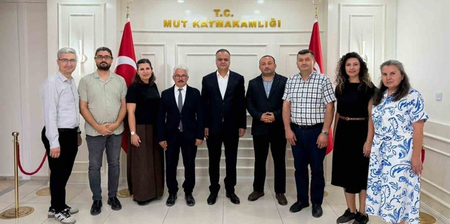 Mersin Mut'ta 'İyiliğin Gücü' tiyatro geliriyle alınan oyuncaklar 5 okula ulaştırılacak