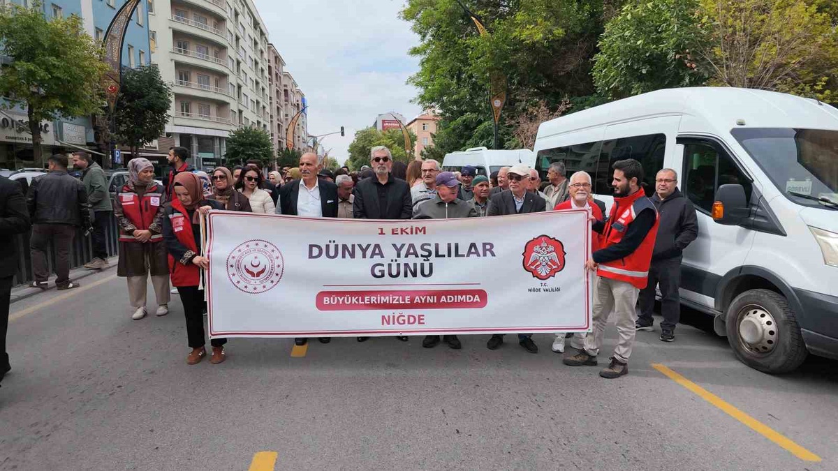 Niğde\'de Yaşlılar Günü yürüyüşünde Vali Yardımcısı gençlere büyükleri anlattı