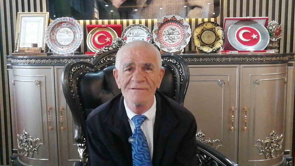 Niksar\'da 73 yaşındaki Özatalay kaymakam koltuğuna temsili oturmanın sevincini yaşadı