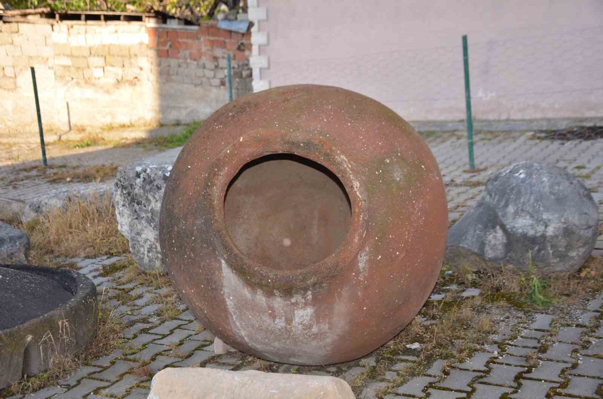 Osmaneli\'de YHT kazısında bulunan 1800 yıllık küp buzdolabı olarak kullanıldı