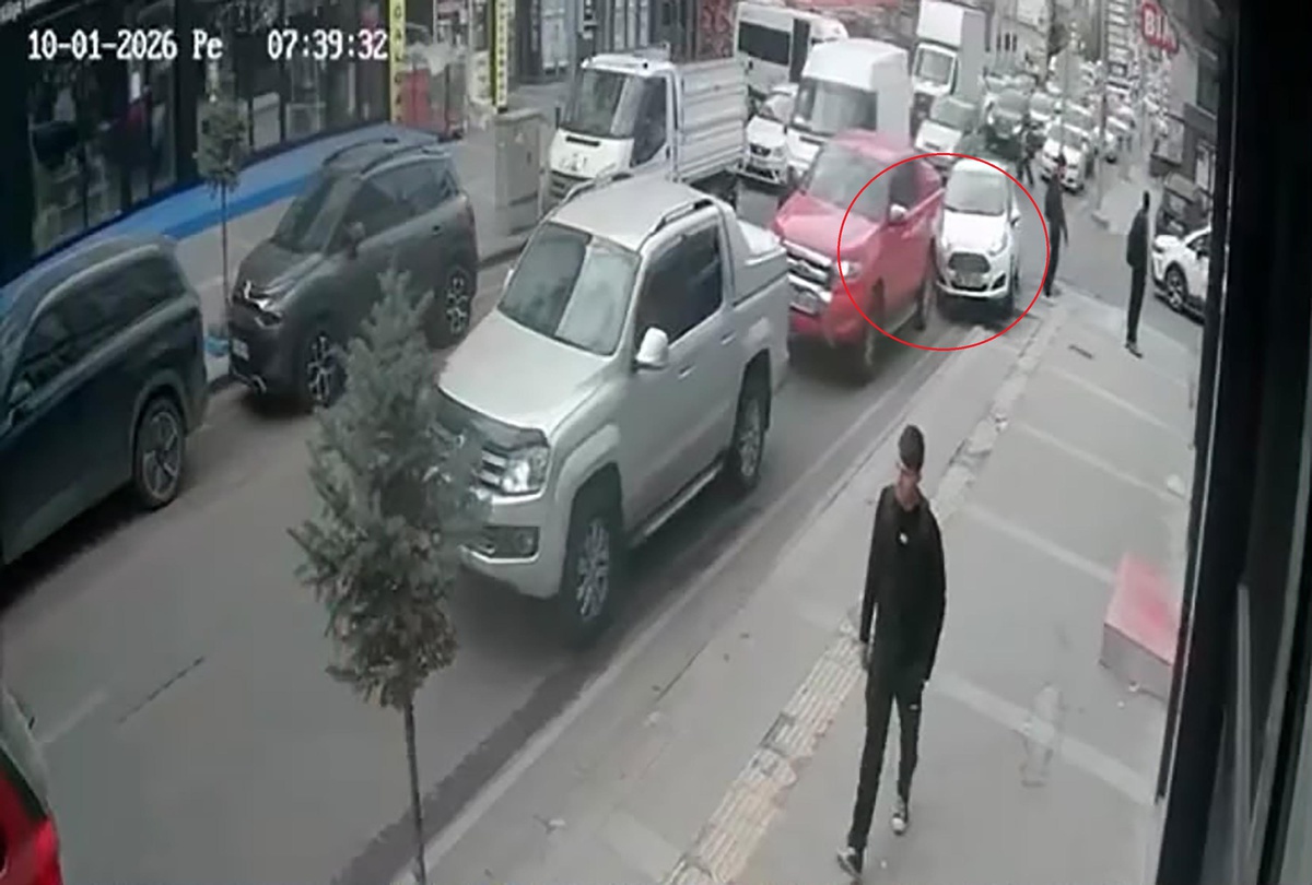 Otomobil, mobilya mağazasına çarptı