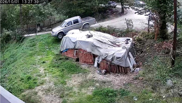 Karabük Yenice'de kamyonet bahçeye girdi, sürücü ve yolcu yaralandı, anlar kamerada