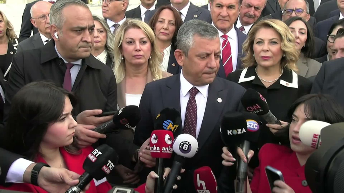 Özgür Özel\'den "fon krizi" tepkisi: "Asrın yolsuzluğu ya Erdoğan’ın patronajında oldu ya da bilgisi dahilinde, değilse Erdoğan engel olabilecek yönetim kabiliyetini yitirmiş durumda"