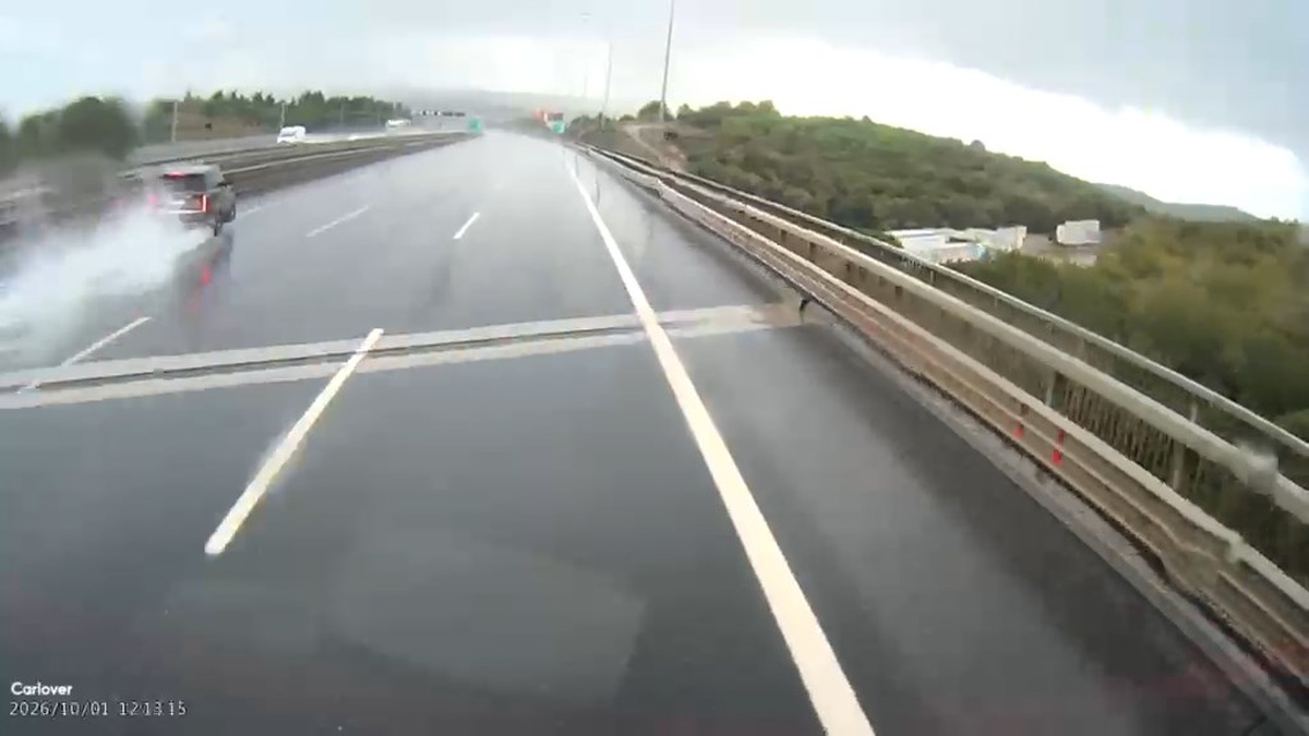 Pendik\'te yağışta bariyerlere çarpan cipin kaza anı araç kamerasına yansıdı