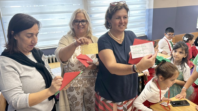 Erasmus kapsamında Avcılar'a gelen 6 Portekizli öğretmen öğrencilerle şarkı söyledi