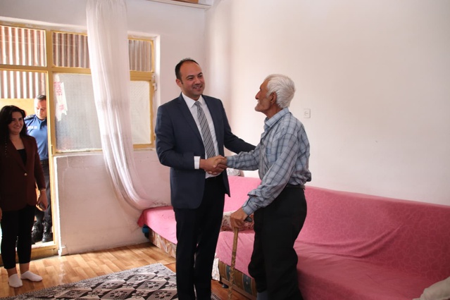 Pütürge Kaymakamı Öztürk, yaşlı ve rahatsız vatandaşların evlerine konuk oldu