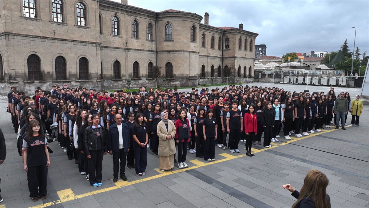Şair Çamlıbel\'in Taş Mektep\'in kahramanları için yazdığı marş bir asırdır istiklal ruhuyla okunuyor