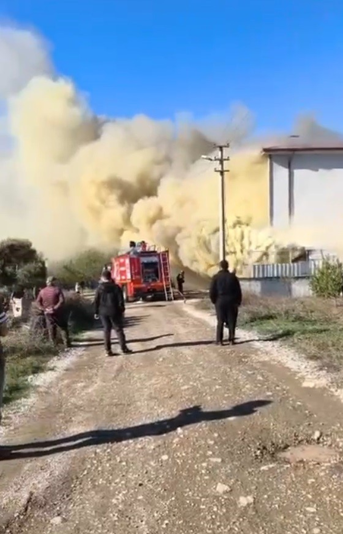 Sakarya Geyve\'de mobilya dükkanındaki yangın süngerlere sıçradı, itfaiye söndürdü