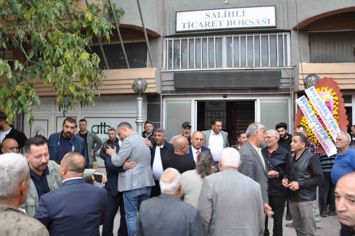 Salihli Ticaret Borsası\'nda 113 oyla seçilen Yetiş Aksoy dördüncü kez başkan oldu