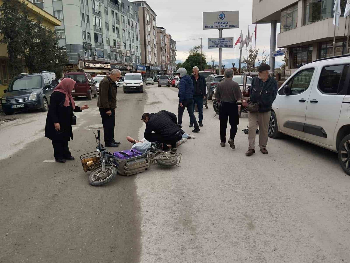 Samsun Çarşamba\'da elektrikli bisikletten düşen 18 yaşındaki genç yaralandı