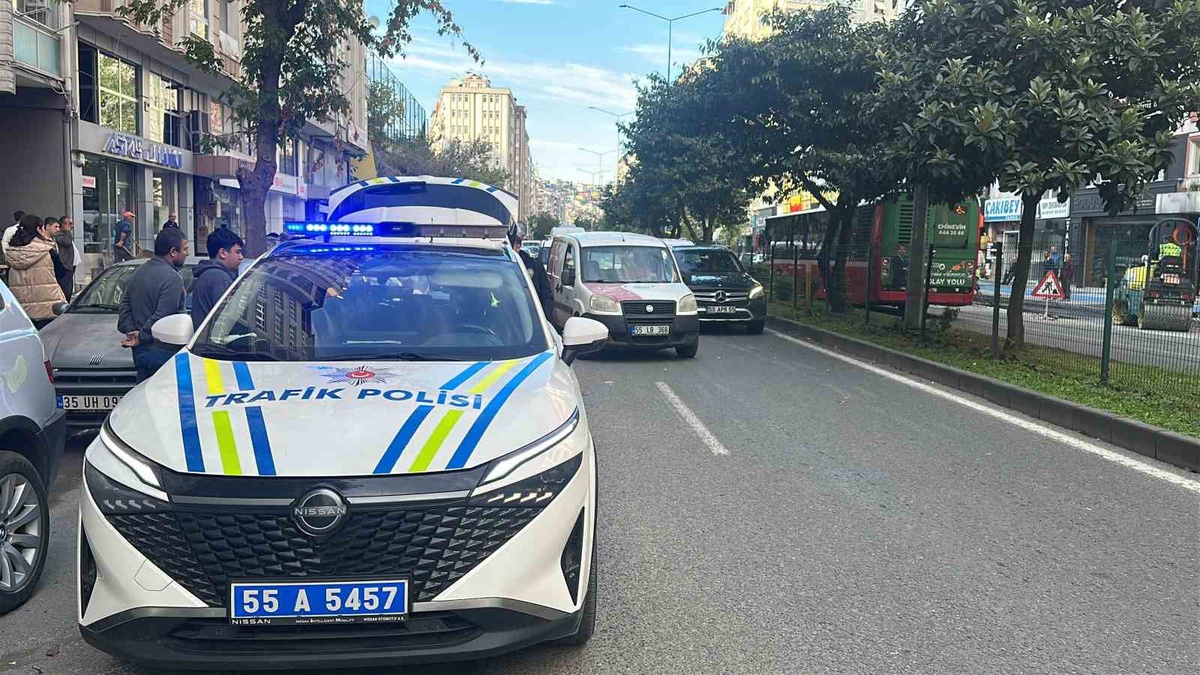 Samsun İlkadım\'da motosikletin hafif ticari araca çarpması sonucu 2 kişi yaralandı