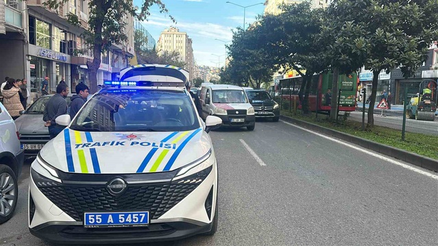 Samsun İlkadım'da motosikletin hafif ticari araca çarpması sonucu 2 kişi yaralandı