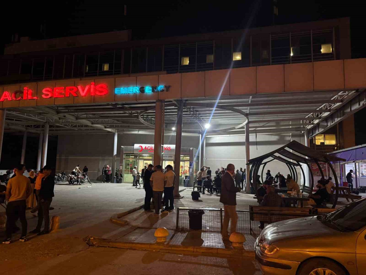 Şanlıurfa Birecik\'te iki otomobil çarpıştı, 1 kişi öldü, 3\'ü ağır 7 kişi yaralandı