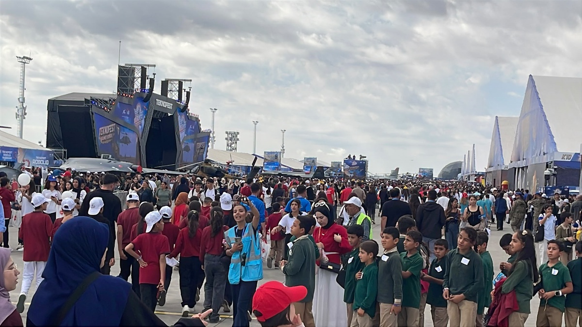 Şanlıurfa\'daki TEKNOFEST Güneydoğu\'da çocuklar Canikman\'la fotoğraf çektirdi