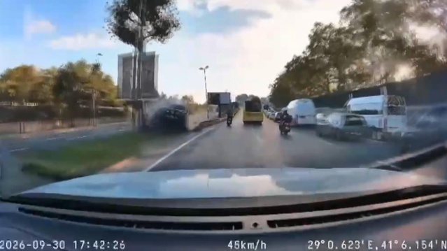 Sarıyer'de cipin İETT otobüsüne çarptığı anlar kameraya yansıdı, 3 kişi yaralandı