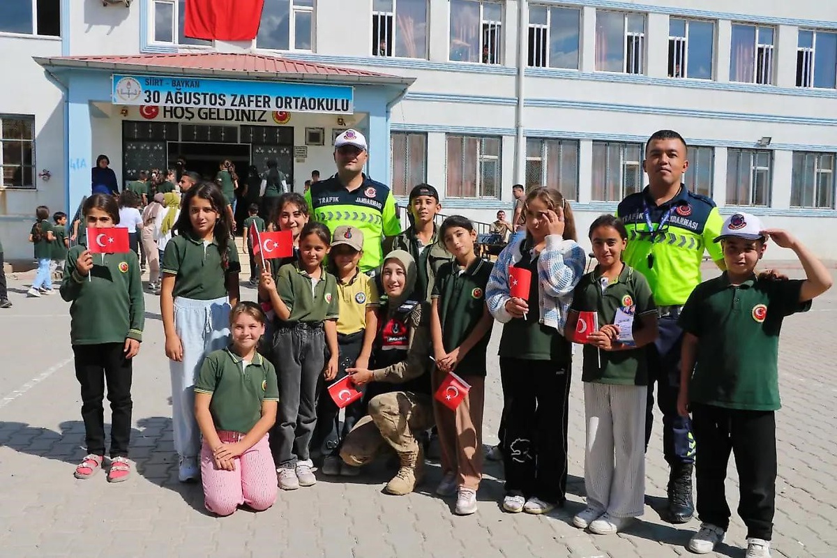 Siirt Baykan\'da jandarma, 600 öğrenciye trafik ve siber güvenlik konularını anlattı