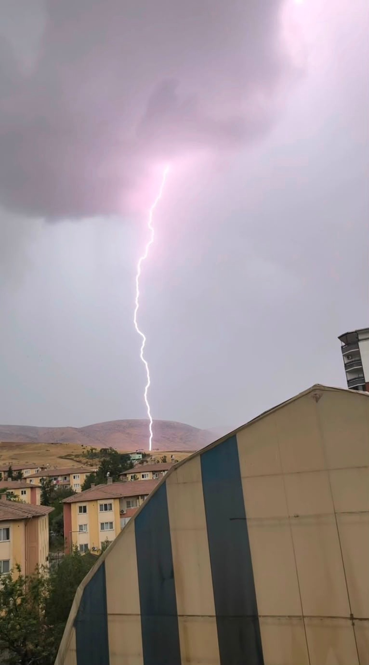 Siirt Kurtalan\'da sağanakta tarlaya yıldırım isabet etti, cep telefonuyla kaydedildi