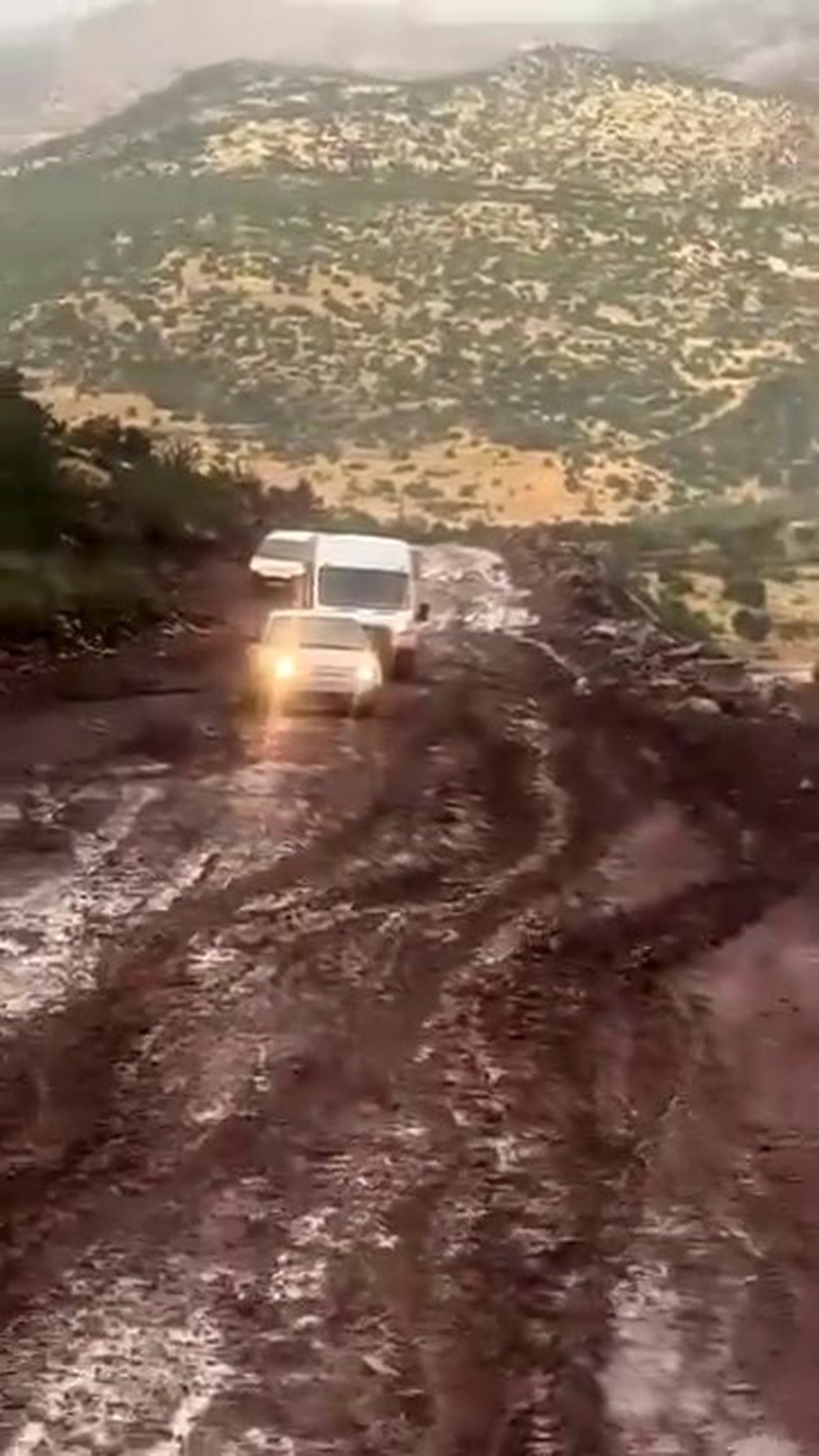Siirt Pervari\'de yağış sonrası çamur yolları kapladı, bazı araçlar yolda kaldı