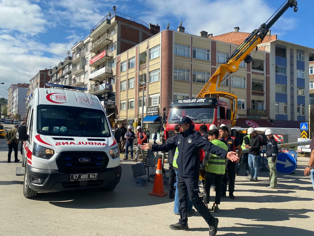 Sinop Boyabat\'ta üzerine elektrik direği devrilen işçi kurtarılamadı