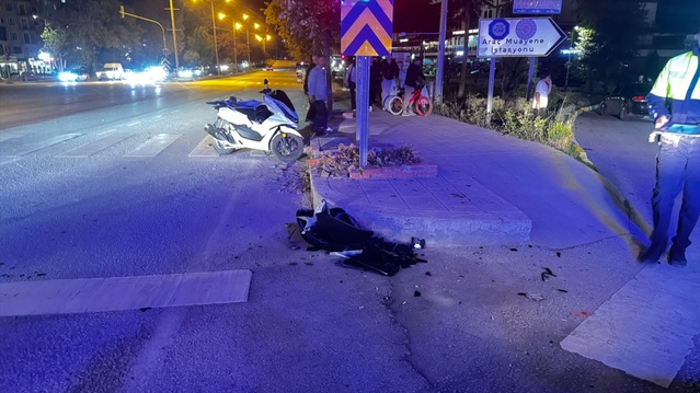 Sinop Boyabat'ta motosiklet ile otomobil çarpıştı, motosiklet sürücüsü yaralandı