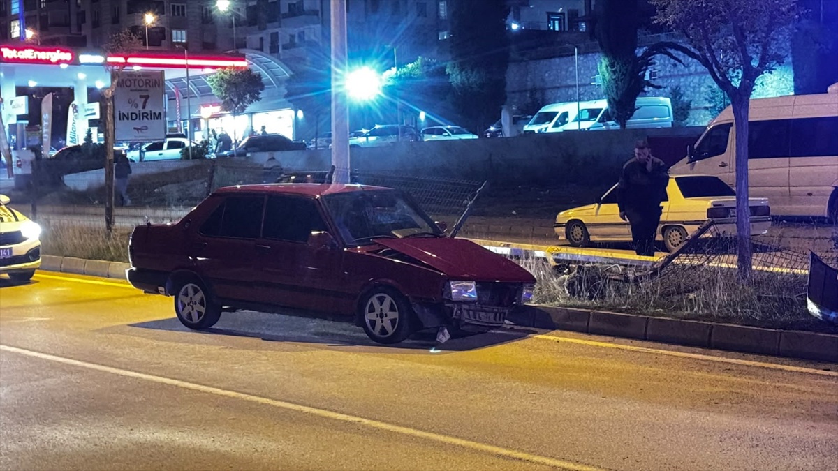 Sinop Boyabat\'ta ağaca çarpan otomobildeki 1 kişi hastaneye kaldırıldı