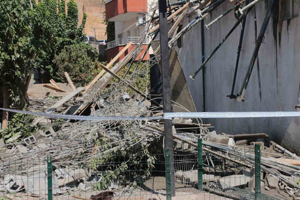 Şırnak Cizre\'de beton dökümü sırasında taşıyıcı yapı çöktü, 5 işçi yaralandı