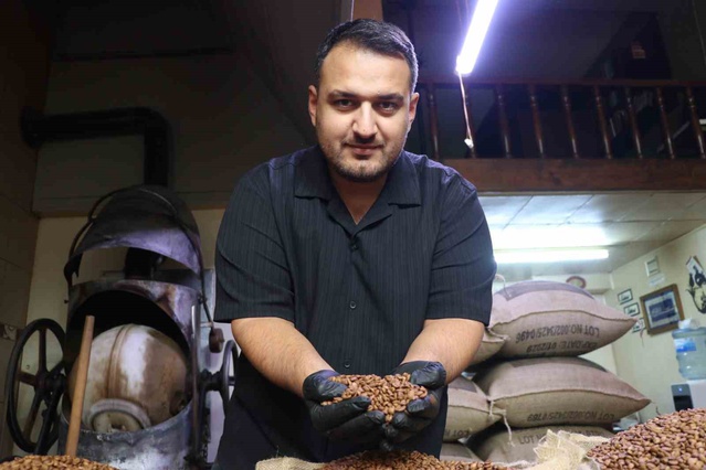 Sivas'ta Brezilya kahvesi asırlık makinede kavruluyor, taş değirmende öğütülüyor
