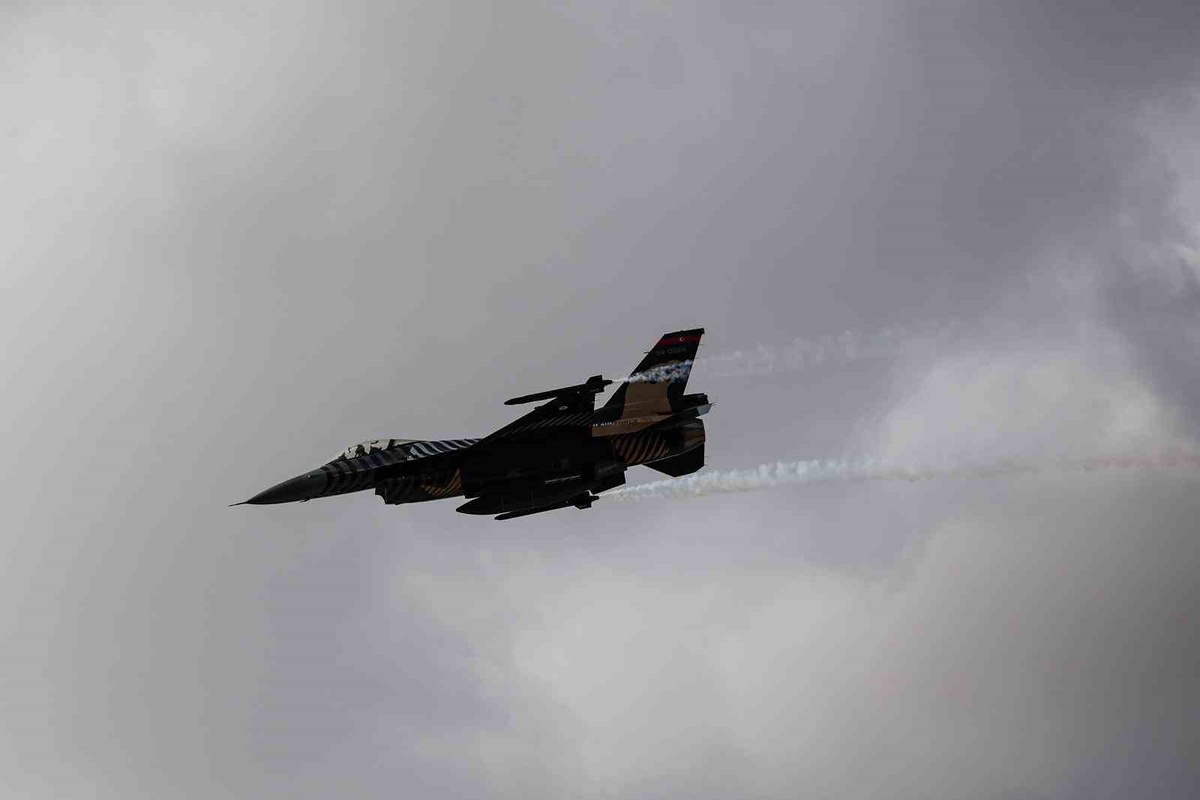 SOLOTÜRK F-16 ve ATAK helikopteri Şanlıurfa TEKNOFEST\'te binlerce kişiyi coşturdu