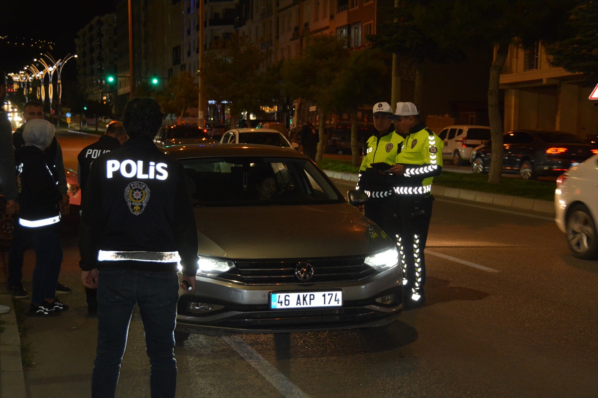 Tatvan\'da gece denetiminde 200 araç sorgulandı, ruhsatsız silah ele geçirildi