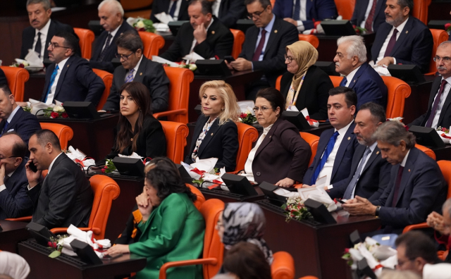 TBMM'de yeni yasama yılı oturumu! Cumhurbaşkanı Erdoğan kürsüye çıktı, Yeni Parti grubu salonu terk etti