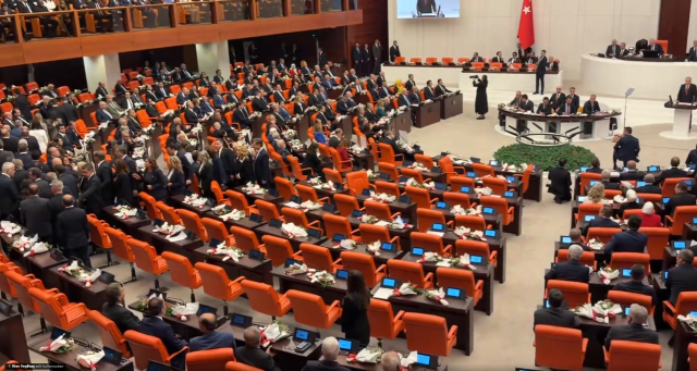 TBMM'de yeni yasama yılı oturumu! Cumhurbaşkanı Erdoğan k&uuml;rs&uuml;ye &ccedil;ıktı, Yeni Parti grubu salonu terk etti